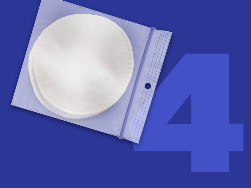 Семя конопля замачивается между двумя увлажненных ватных тампонов Проращивание семян конопли между ватными тампонами внутри зиплока